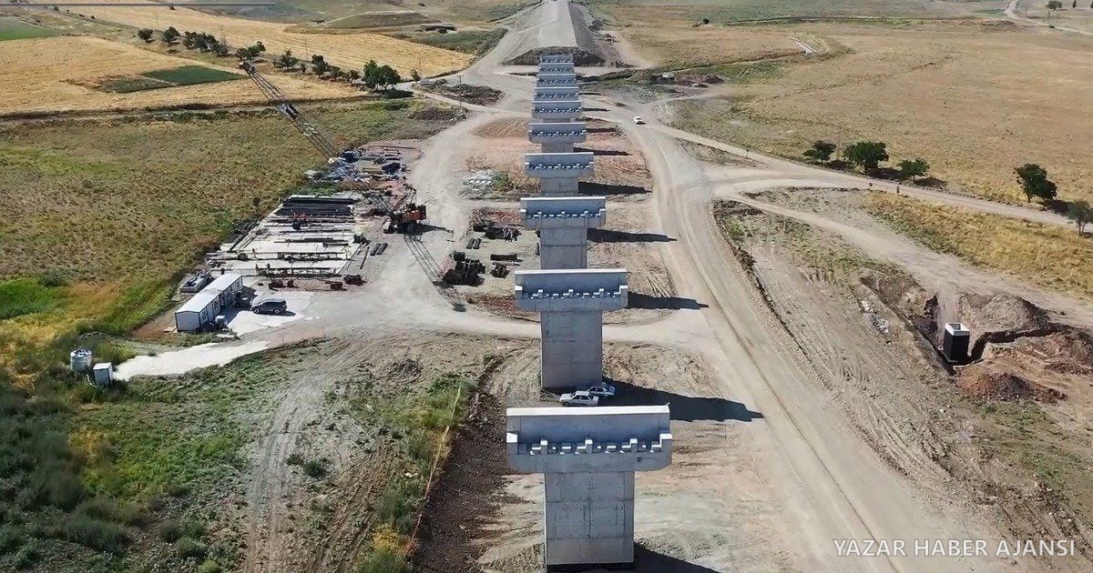 Yerköy-Kayseri hızlı tren hattında viyadük ayaklarının yükseldiği şantiye alanı havadan görülüyor (Fotoğraf: Ulaştırma ve Altyapı Bakanlığı)