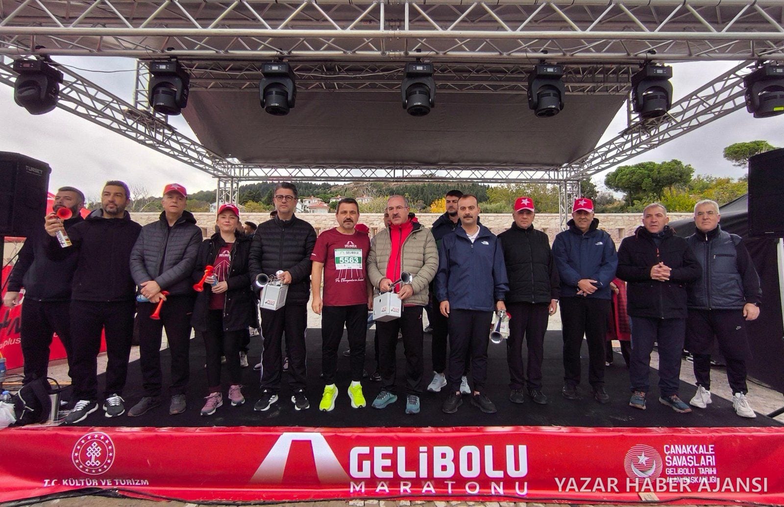 11. Uluslararası Gelibolu Maratonu'nun start töreninde protokol üyeleri sahnede (Fotoğraf: Çanakkale Valiliği)