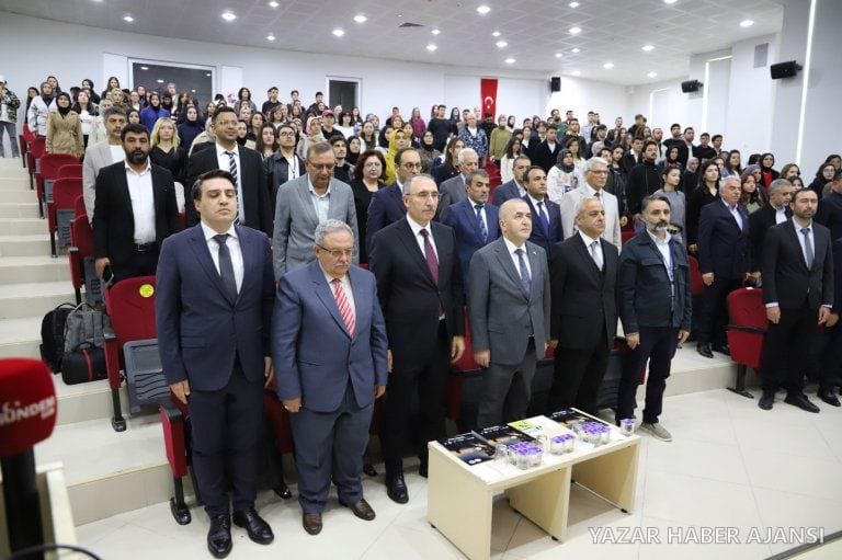 3. Fırat Kısa Film Festivali'nin açılış törenine protokol üyeleri ve öğrenciler katıldı (Fotoğraf: Fırat Üniversitesi)
