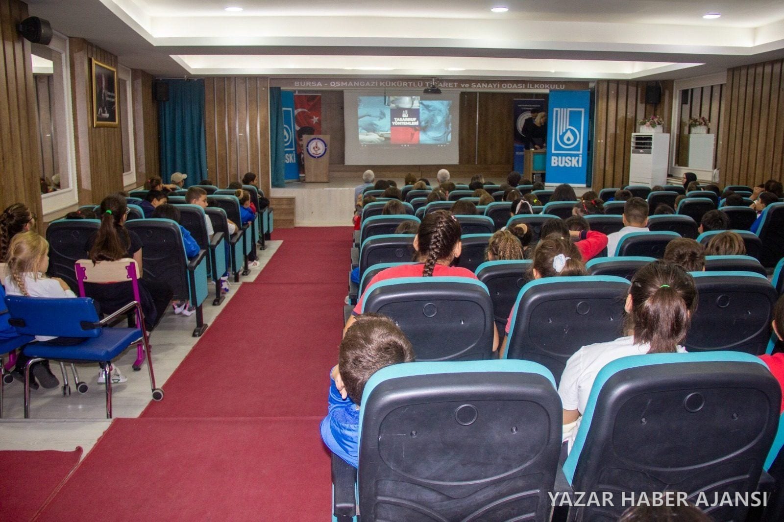 Osmangazi'deki bir ilkokulun konferans salonunda öğrenciler BUSKİ'nin su tasarrufu sunumunu izliyor (Fotoğraf: Bursa Büyükşehir Belediyesi)