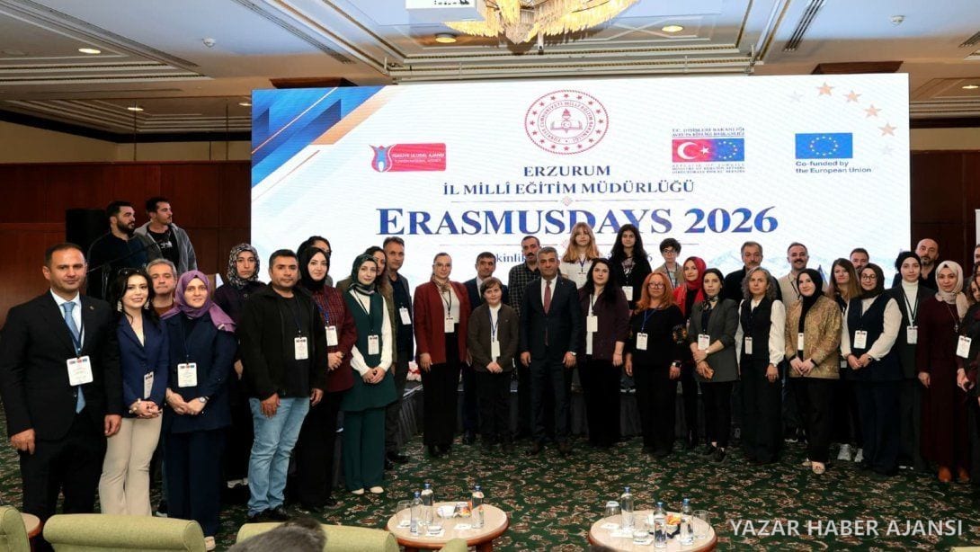 Erzurum İl Millî Eğitim Müdürlüğünün ErasmusDays 2026 etkinliğine katılanlar toplu fotoğraf çektirdi (Fotoğraf: Erzurum İl Millî Eğitim Müdürlüğü)