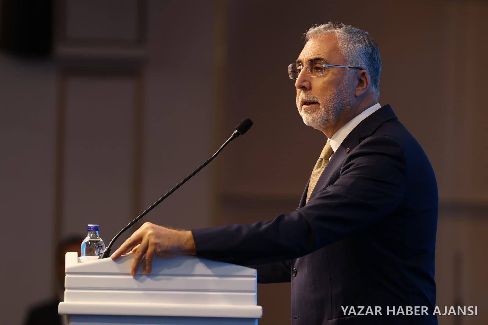 Çalışma ve Sosyal Güvenlik Bakanı Vedat Işıkhan, "COP31'e Giderken Emek Dünyasının Ortak Gündemi" programında konuşuyor (Fotoğraf: Çalışma ve Sosyal Güvenlik Bakanlığı)