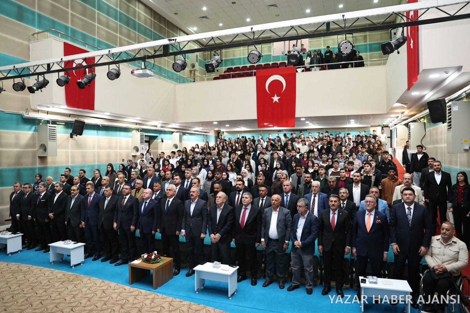 "Kıymetli Tecrübeler" programına katılan protokol üyeleri ve öğrenciler (Fotoğraf: Muş İl Millî Eğitim Müdürlüğü)