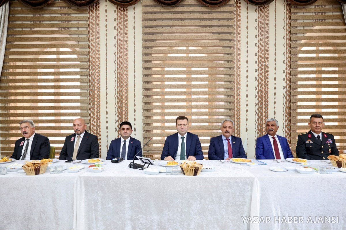 Niğde Valisi Nedim Akmeşe ve il protokolü Muhtarlar Günü programında (Fotoğraf: Niğde Valiliği)