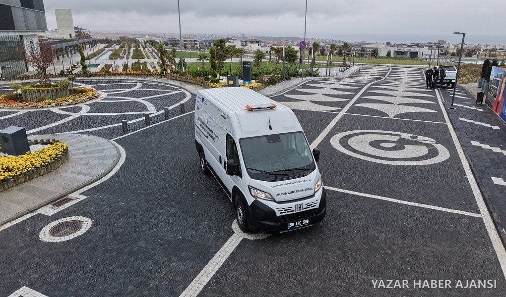 Tekirdağ Büyükşehir Belediyesinin AB hibesiyle aldığı arama kurtarma aracı, belediye meydanında görülüyor (Fotoğraf: Tekirdağ Büyükşehir Belediyesi)