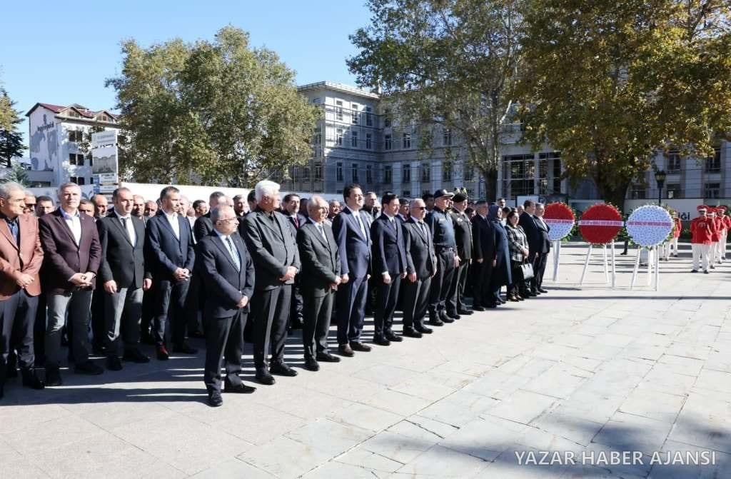 Tokat'ta Muhtarlar Günü dolayısıyla Cumhuriyet Meydanı'nda düzenlenen çelenk sunma töreni (Fotoğraf: Tokat Valiliği)