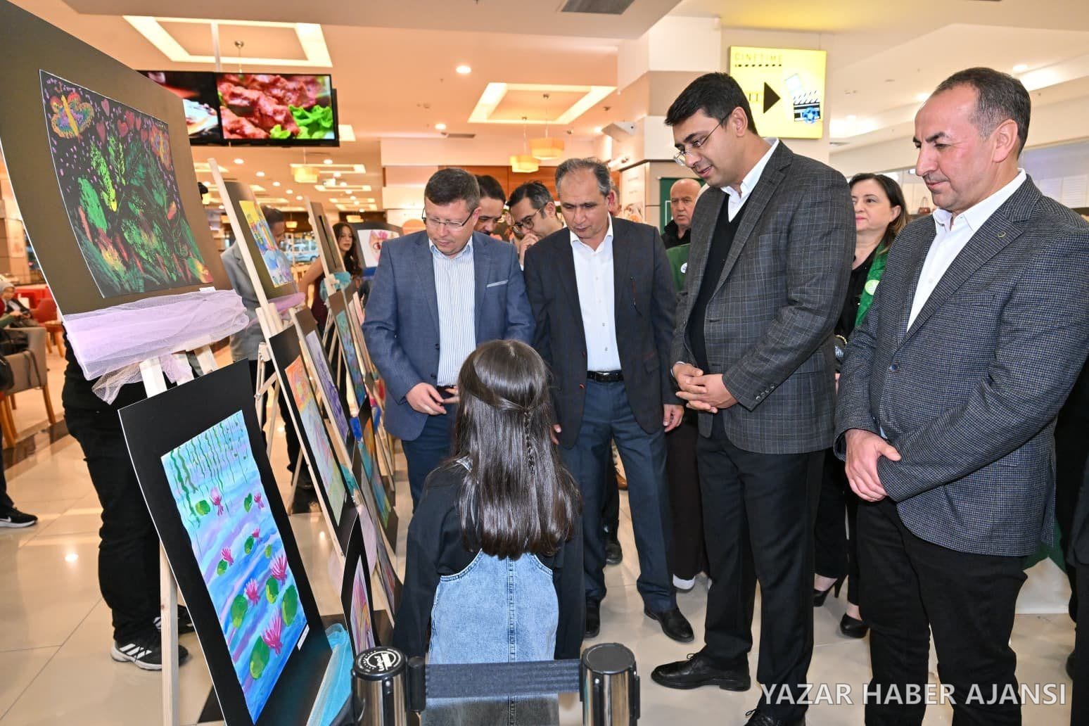 Vali Dr. Serdar Kartal ve davetliler, Özdilek Uşak AVM'deki resim sergisini gezdi (Fotoğraf: Uşak Valiliği)