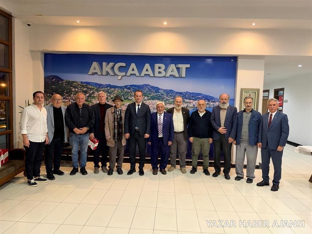 Akçaabat Belediyesi Kültür Araştırma Kurulu üyeleri, toplantının ardından belediye binasında toplu fotoğraf çektiriyor (Fotoğraf: Akçaabat Belediyesi)