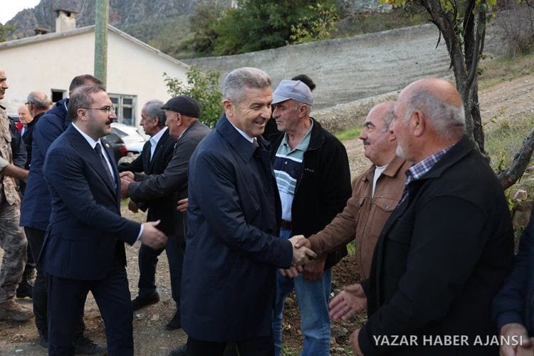 Artvin Valisi Turan Ergün, Yusufeli'nin Yağcılar Köyü'nde köylülerle tokalaşıyor (Fotoğraf: Artvin Valiliği)
