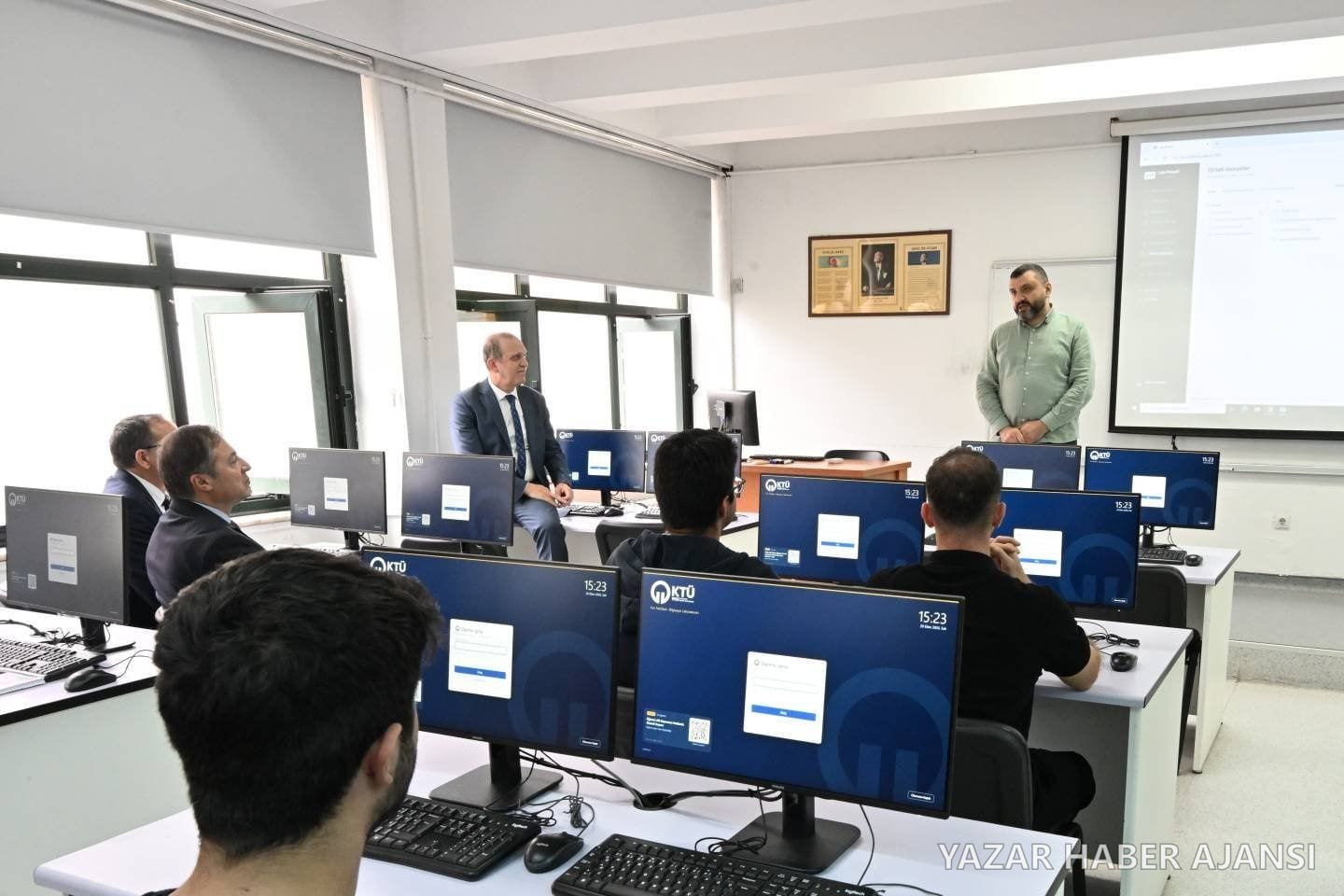 KTÜ Fen Fakültesinde yenilenen bilgisayar laboratuvarında öğrenciler ve yöneticiler bir sunumu dinliyor (Fotoğraf: Karadeniz Teknik Üniversitesi)