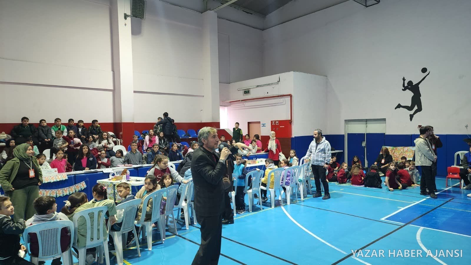 "Bilimin Kütahya Sahnesi" şenliğinde spor salonunda kurulan atölye alanı (Fotoğraf: Kütahya İl Millî Eğitim Müdürlüğü)