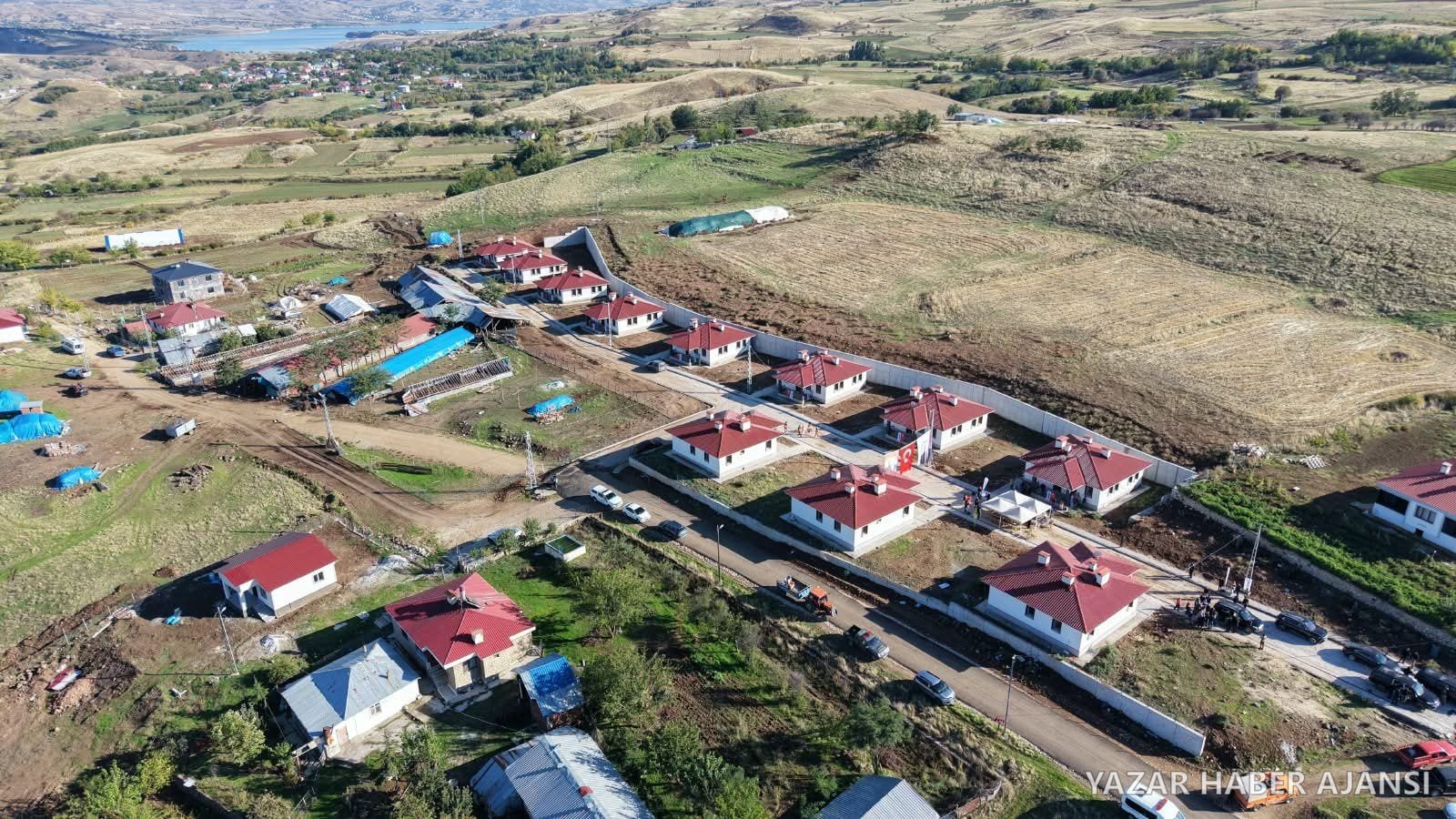 Burmageçit Köyü'nde yapımı tamamlanan kırsal konutların havadan görünümü (Fotoğraf: Tunceli Valiliği)
