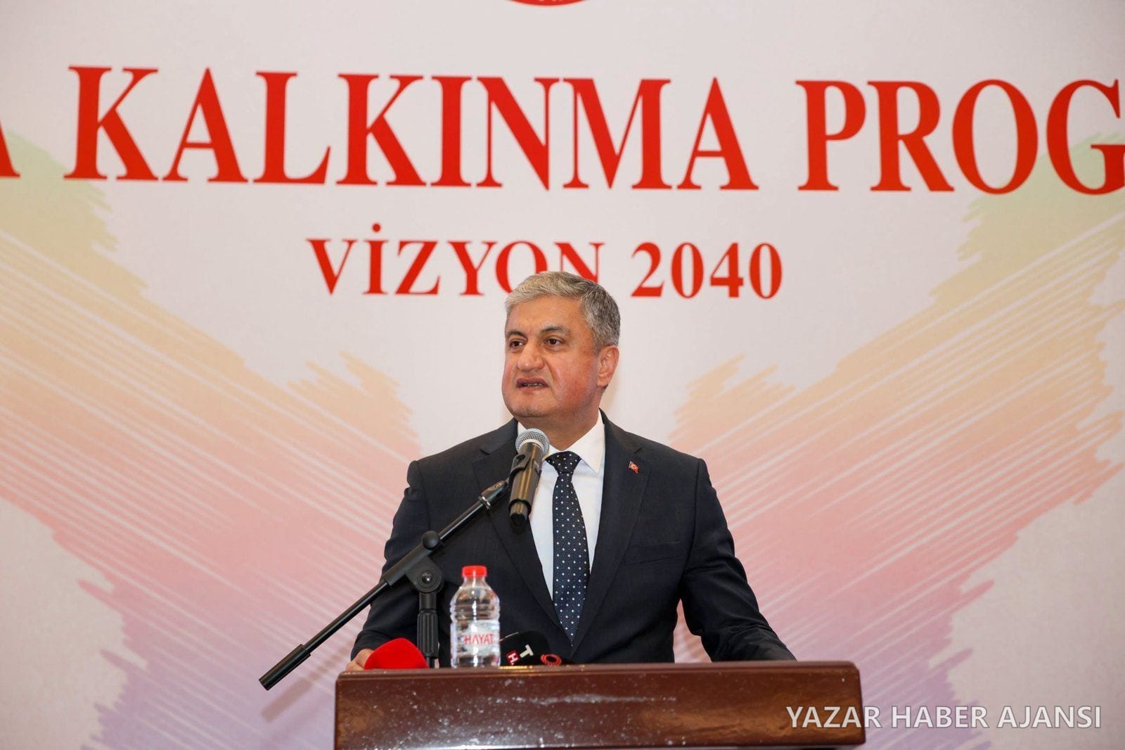Adana Kalkınma Programı Vizyon 2040 tanıtım toplantısında kürsüde konuşma yapılıyor (Fotoğraf: Adana Valiliği)