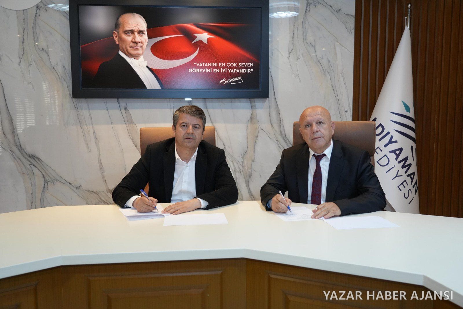 Adıyaman Belediye Başkanı Abdurrahman Tutdere ve İl Kültür ve Turizm Müdür Vekili Mehmet Yelken tahsis protokolünü imzaladı (Fotoğraf: Adıyaman Belediyesi)