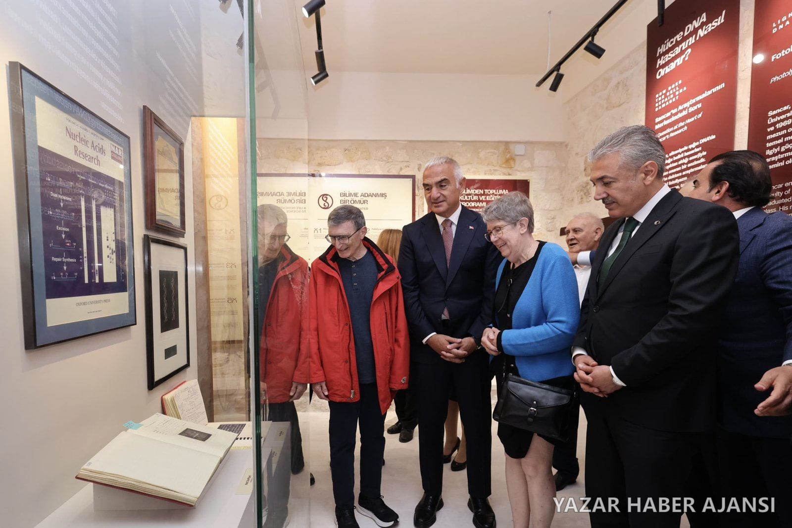 Prof. Dr. Aziz Sancar, Bakan Ersoy ve Vali Akkoyun Savur'daki müzenin sergisini gezdi (Fotoğraf: Mardin Valiliği)