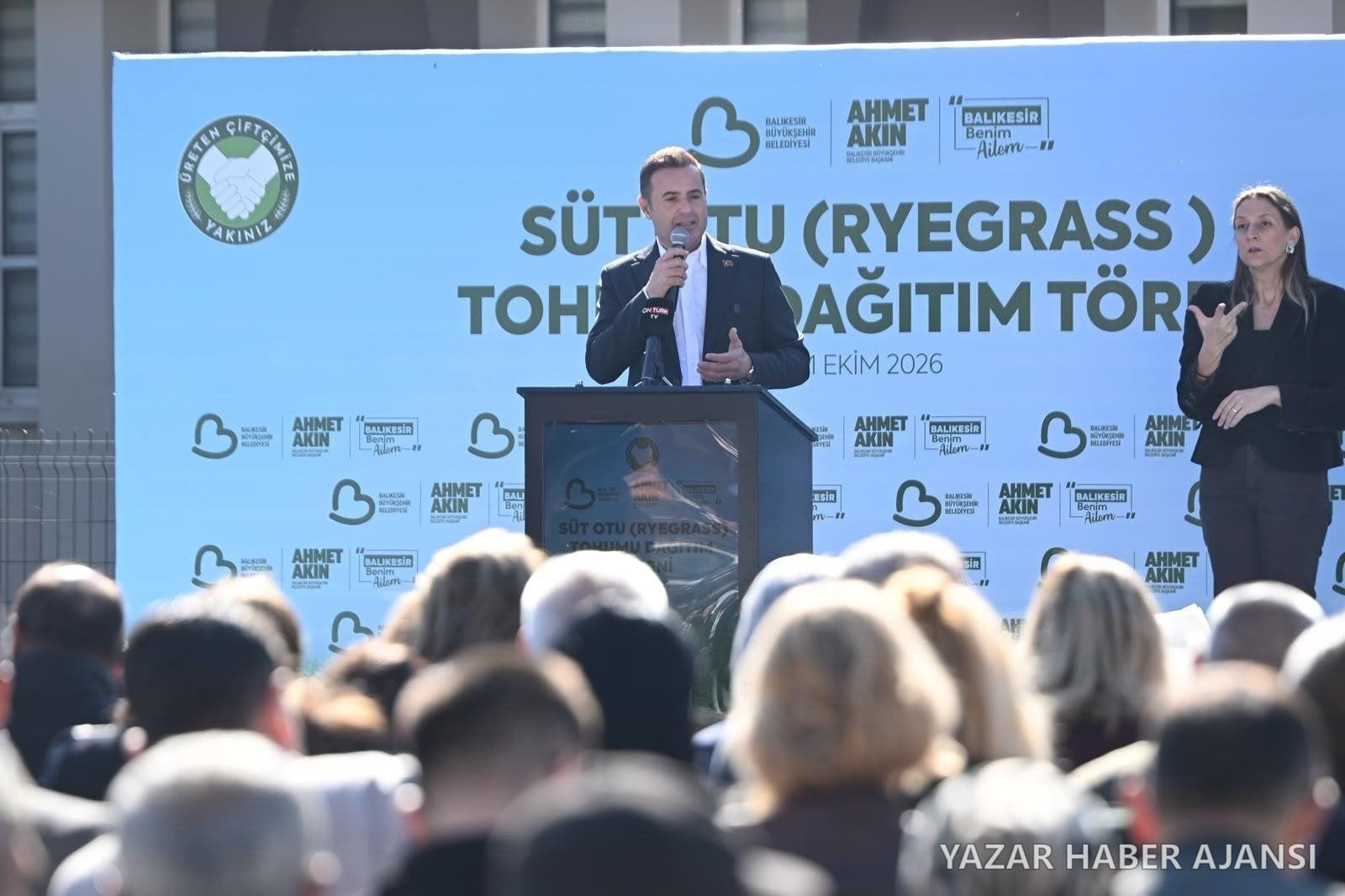 Balıkesir Büyükşehir Belediye Başkanı Ahmet Akın, süt otu tohumu dağıtım töreninde konuşuyor (Fotoğraf: Balıkesir Büyükşehir Belediyesi)