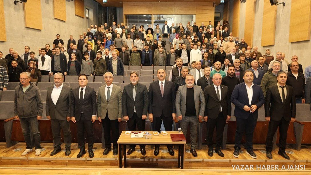 Gazi Mesleki ve Teknik Anadolu Lisesindeki Ahilik Sempozyumu'na katılan protokol, öğretmen ve öğrenciler (Fotoğraf: Elazığ İl Millî Eğitim Müdürlüğü)