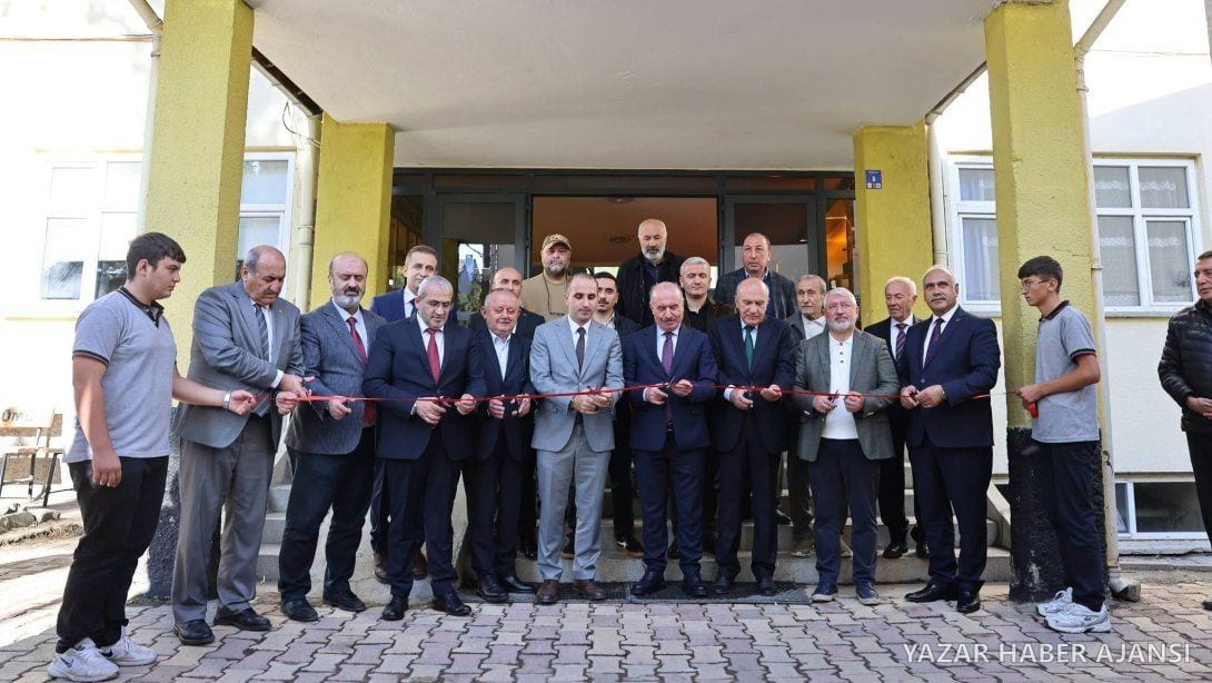 İskilip Mesleki ve Teknik Anadolu Lisesinde CNC makineleri ve yenilenen atölyeler için açılış kurdelesi kesildi (Fotoğraf: Çorum İl Millî Eğitim Müdürlüğü)