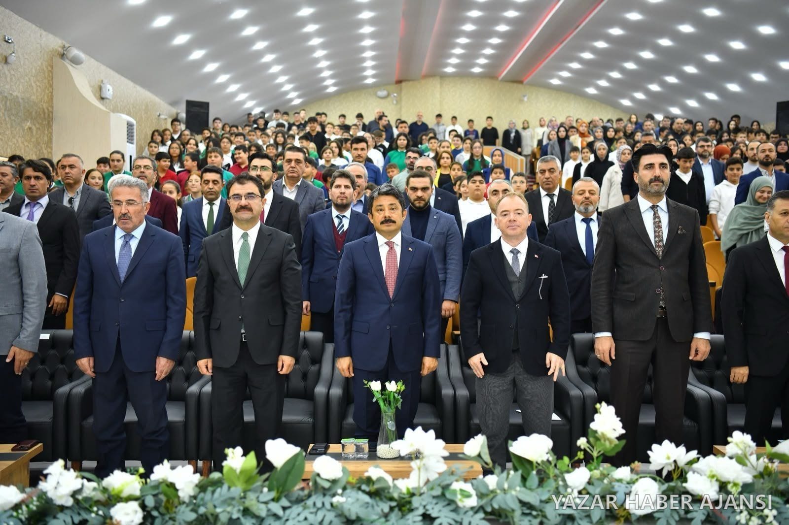 Kırşehir'deki programa katılan protokol üyeleri, öğretmenler ve öğrenciler (Fotoğraf: Kırşehir İl Millî Eğitim Müdürlüğü)