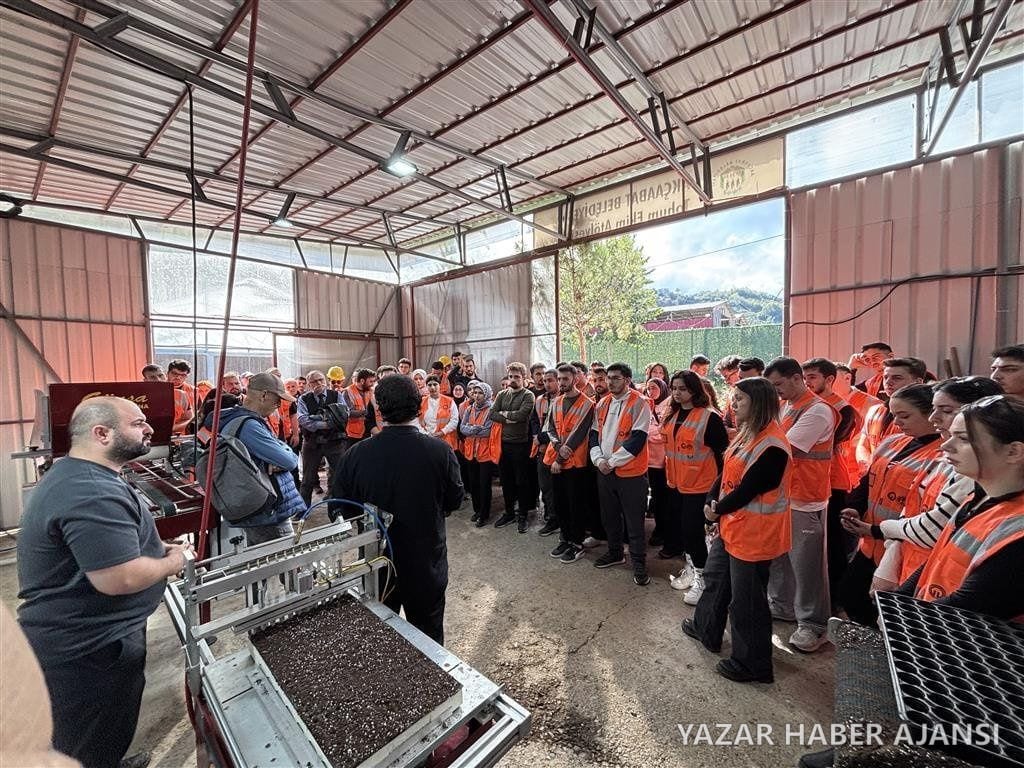 KTÜ Orman Mühendisliği öğrencilerinin Akçaabat Belediyesi seralarına yaptığı inceleme ziyareti (Fotoğraf: Akçaabat Belediyesi)