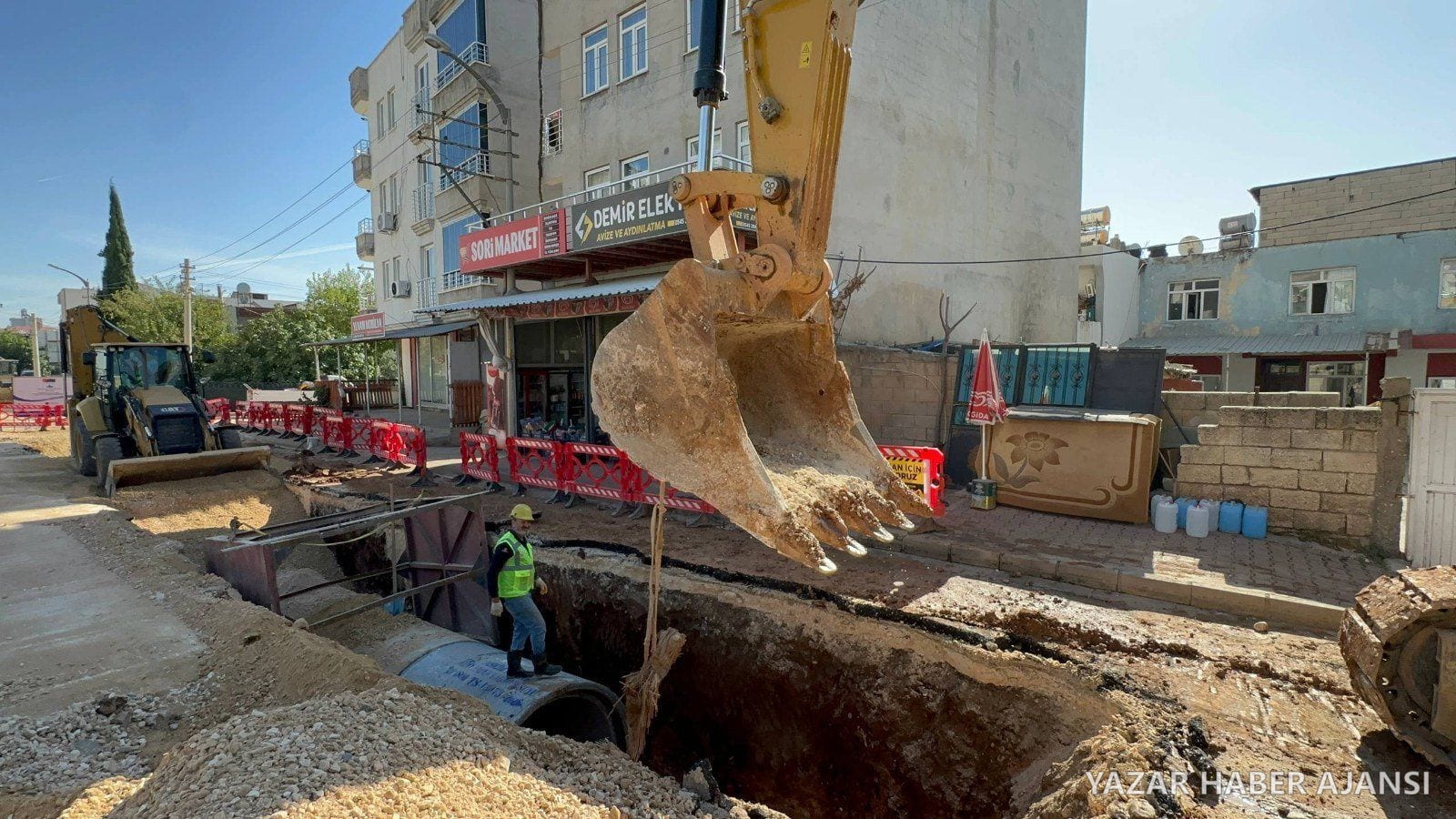 Adıyaman kent merkezinde yağmursuyu ana hattı için kazı ve boru döşeme çalışması sürüyor (Fotoğraf: Adıyaman Belediyesi)