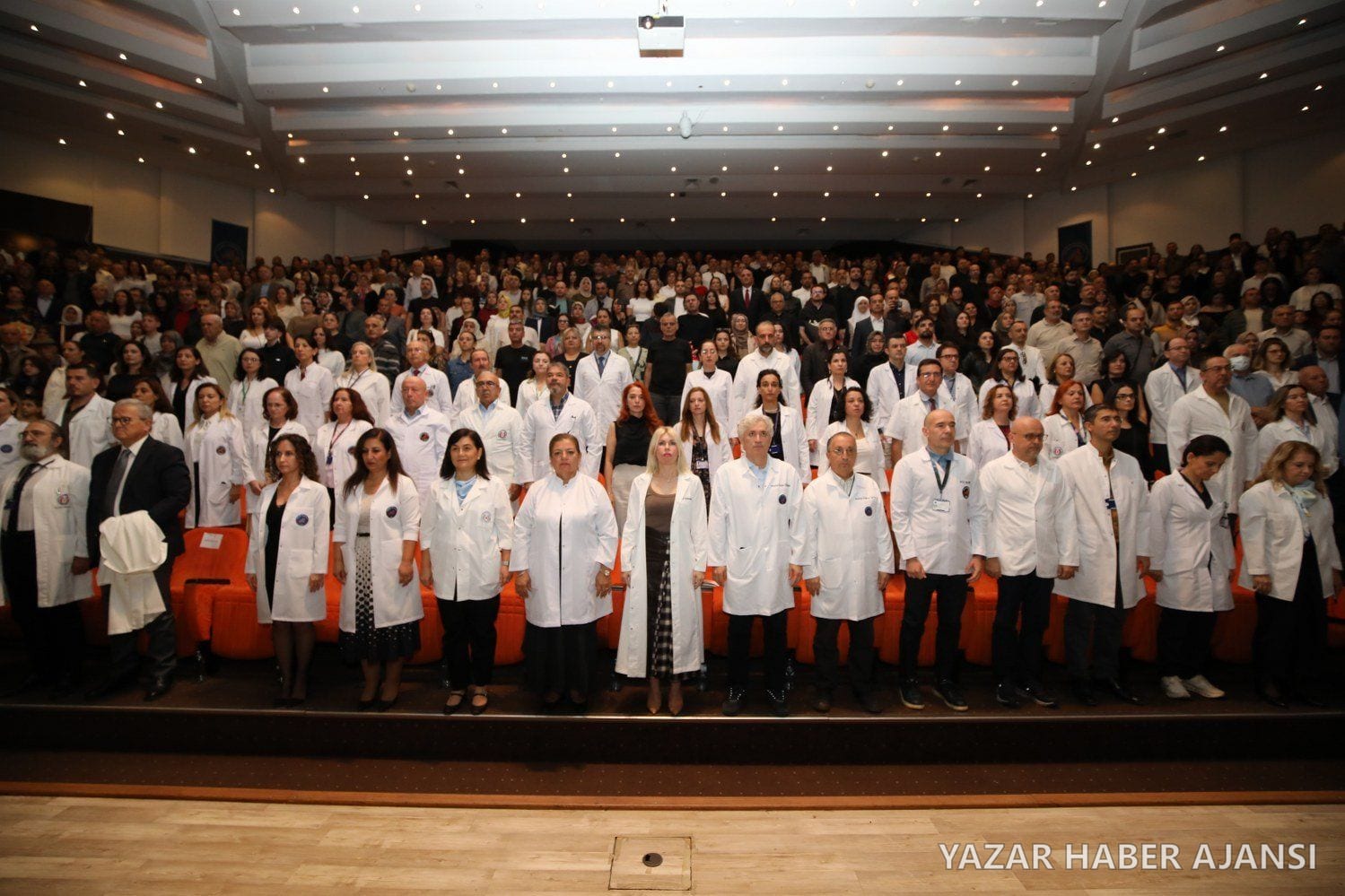 Akdeniz Üniversitesi Atatürk Konferans Salonunda düzenlenen Beyaz Önlük Giyme Töreni (Fotoğraf: Akdeniz Üniversitesi)