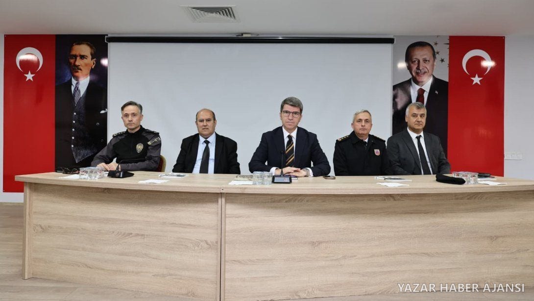 Amasya'da okul bahçe görevlilerine yönelik okul güvenliği bilgilendirme toplantısında il protokolü (Fotoğraf: Amasya İl Milli Eğitim Müdürlüğü)