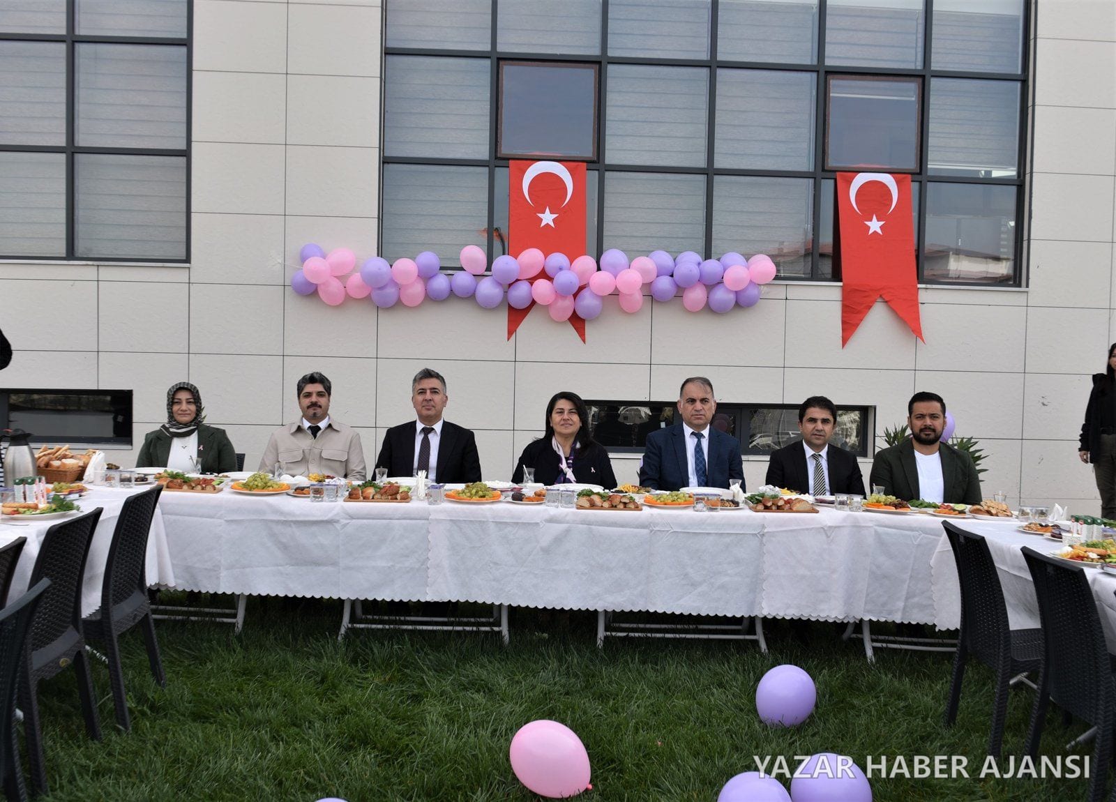 Batman'da Meme Kanseri Farkındalık Ayı kapsamında düzenlenen kahvaltı programı (Fotoğraf: Batman Valiliği)