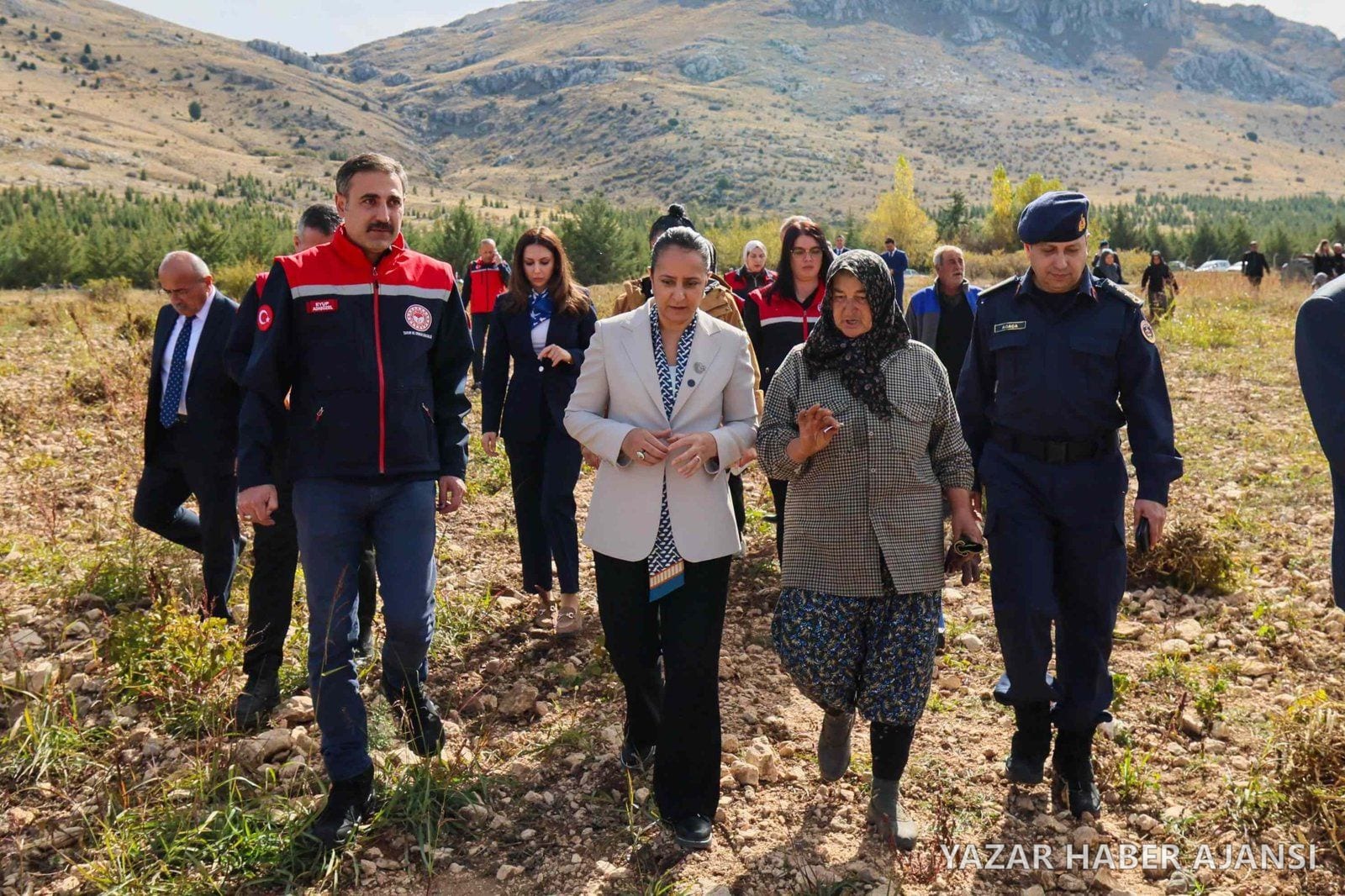 Vali Tülay Baydar Bilgihan ve beraberindeki heyet, Kemer'e bağlı Belenli Köyü'nde fasulye hasat alanını gezdi (Fotoğraf: Burdur Valiliği)