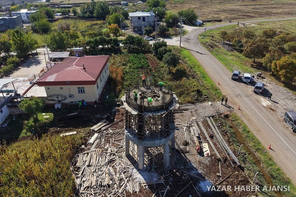DİSKİ'nin Kayapınar Avcısuyu Mahallesi'nde yürüttüğü içme suyu altyapı çalışması (Fotoğraf: Diyarbakır Büyükşehir Belediyesi)