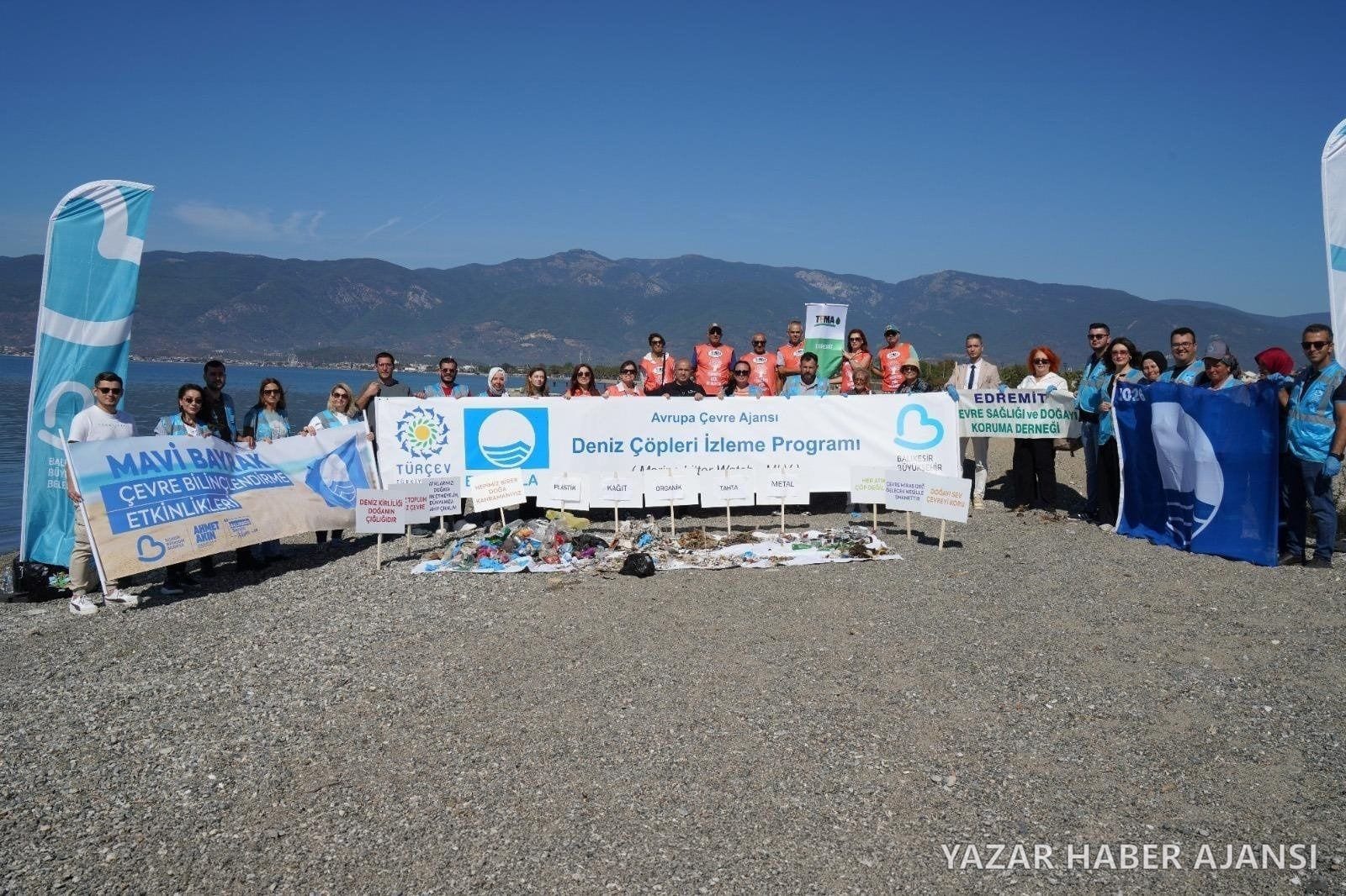 Edremit Altınkum Dalyan mevkiinde Balıkesir Büyükşehir Belediyesinin düzenlediği kıyı temizliği (Fotoğraf: Balıkesir Büyükşehir Belediyesi)