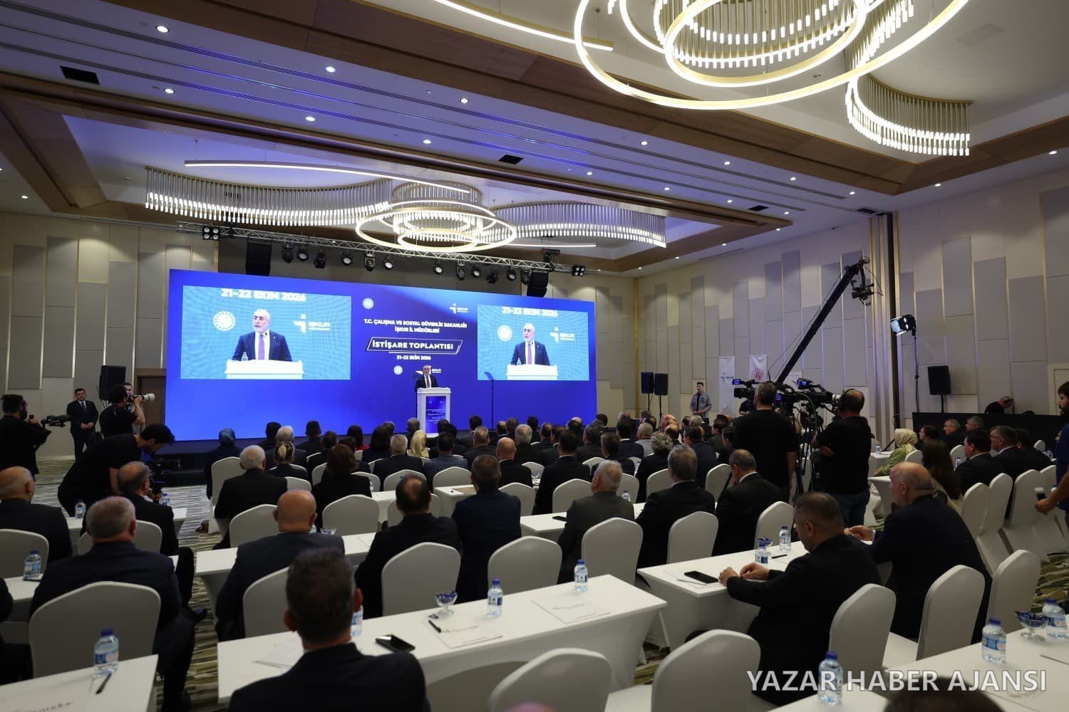 Bakan Vedat Işıkhan, Antalya'daki İŞKUR İl Müdürleri İstişare Toplantısı'nda (Fotoğraf: Çalışma ve Sosyal Güvenlik Bakanlığı)