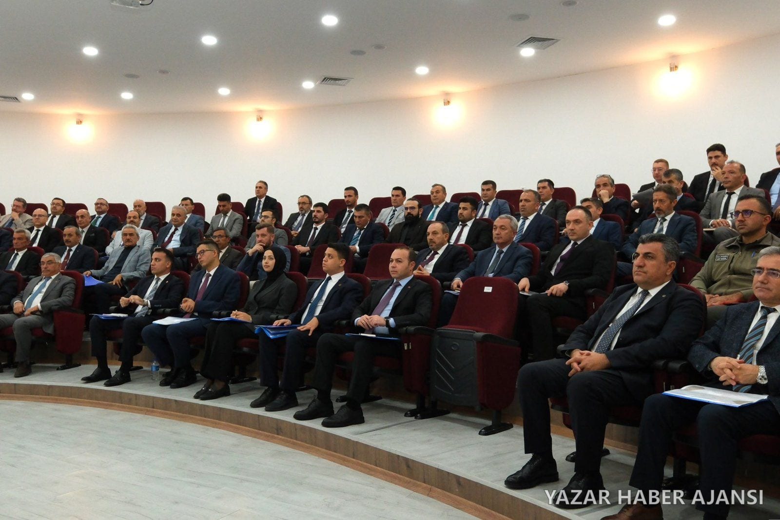 Karaman'da yılın son İl Koordinasyon Kurulu toplantısına katılan kurum temsilcileri (Fotoğraf: Karaman Valiliği)