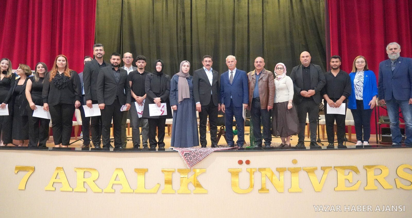 Konserin ardından sanatçılar ve protokol sahnede toplu fotoğraf çektirdi (Fotoğraf: Kilis 7 Aralık Üniversitesi)
