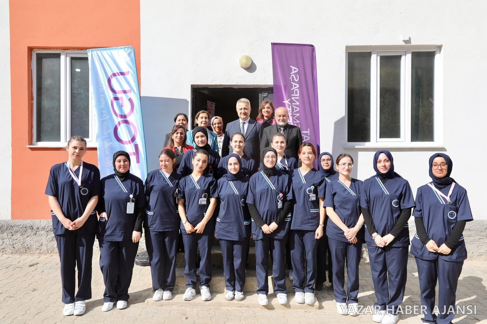 TOGÜ yöneticileri ve ebelik öğrencileri, Semerci köyündeki proje açılışında toplu fotoğraf çektirdi (Fotoğraf: Tokat Gaziosmanpaşa Üniversitesi)