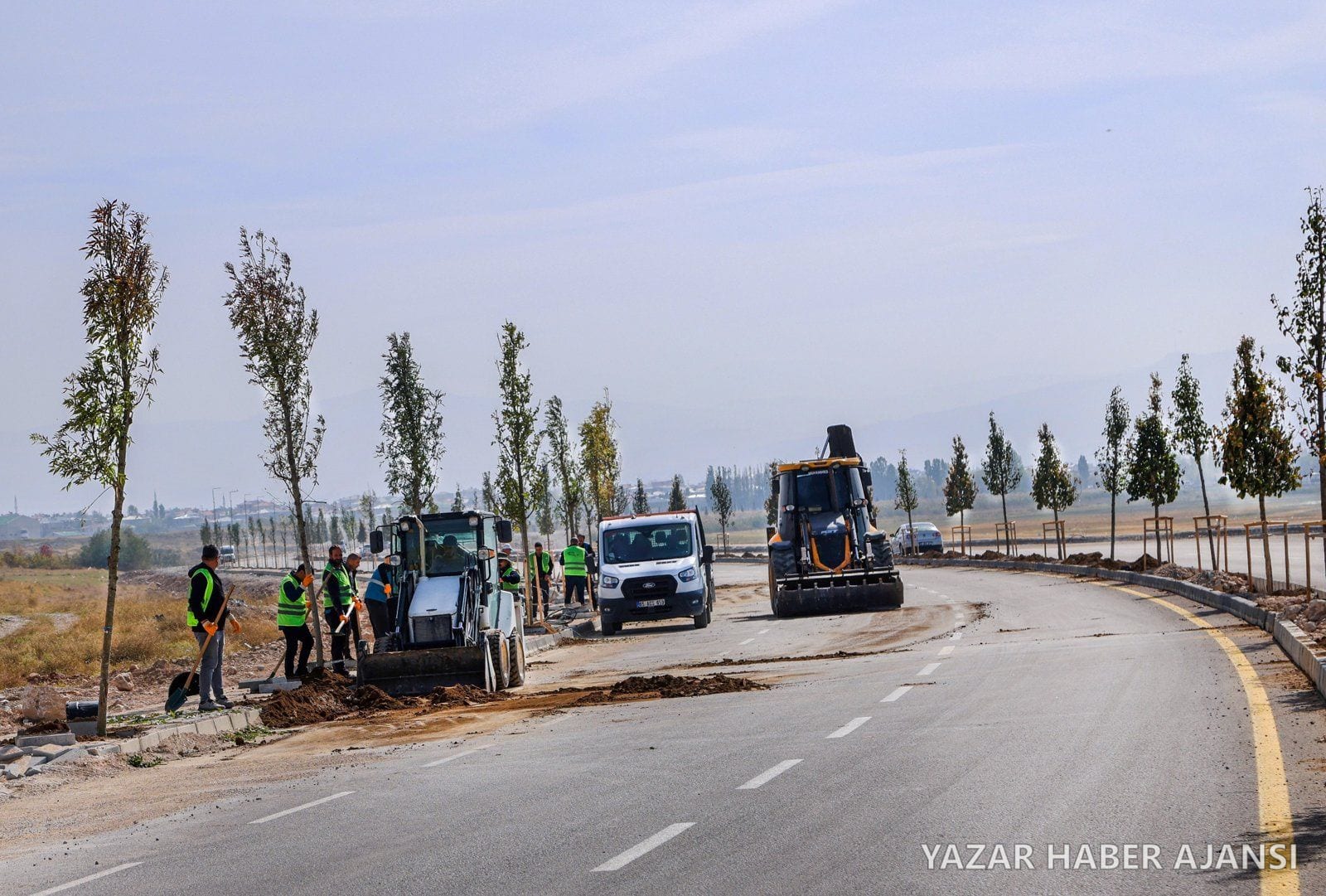 Büyükşehir ekipleri Van Gölü Sahil Yolu güzergâhında ağaç dikimi yaptı (Fotoğraf: Van Büyükşehir Belediyesi)