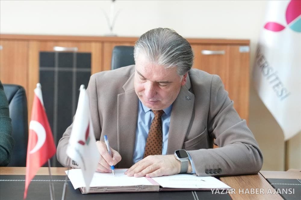 Yalova Üniversitesi Rektörü Prof. Dr. Mehmet Bahçekapılı, üniversite-sanayi iş birliği protokolünü imzaladı (Fotoğraf: Yalova Üniversitesi)