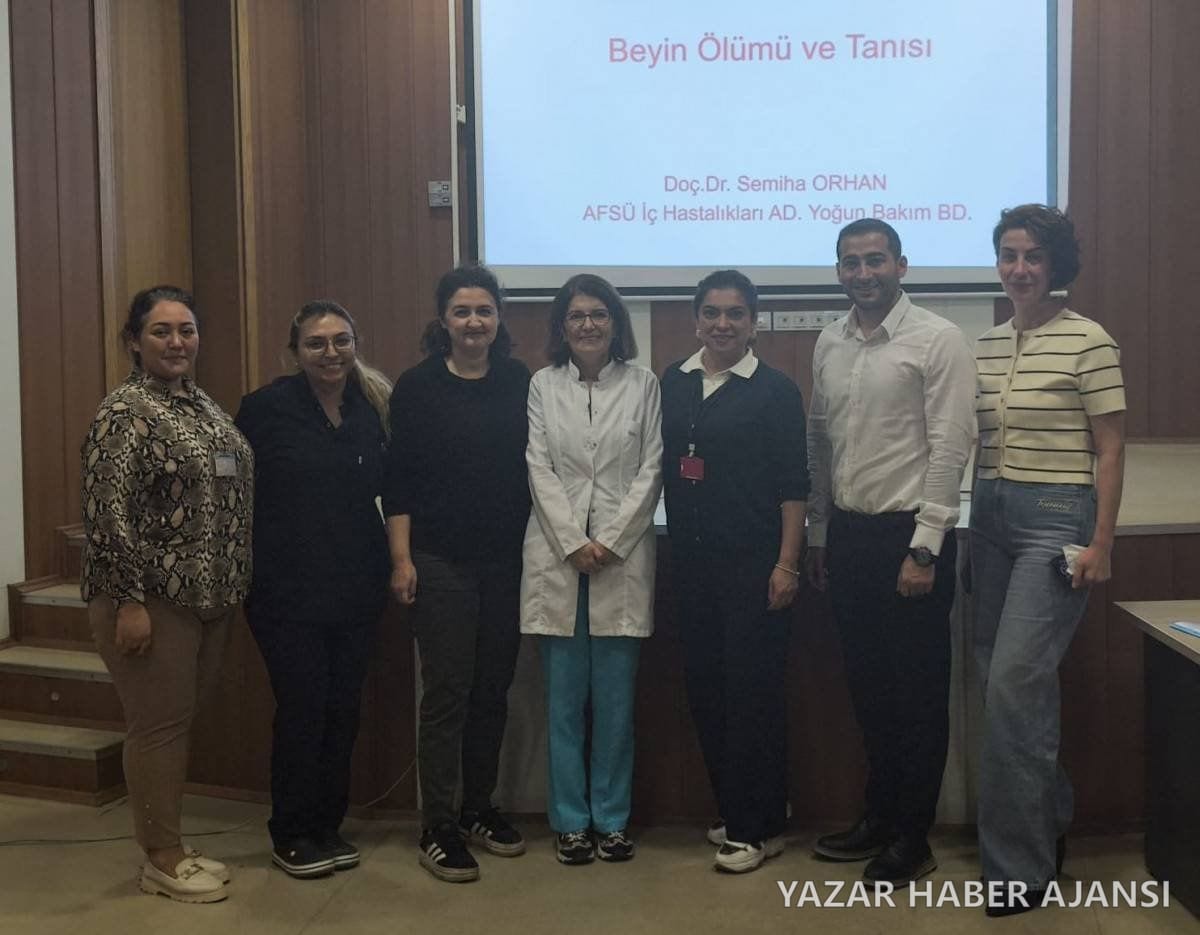 AFSÜ'de düzenlenen "Beyin Ölümü ve Tanısı" eğitiminin ardından eğitmen ve katılımcılar bir arada (Fotoğraf: Afyonkarahisar Sağlık Bilimleri Üniversitesi)