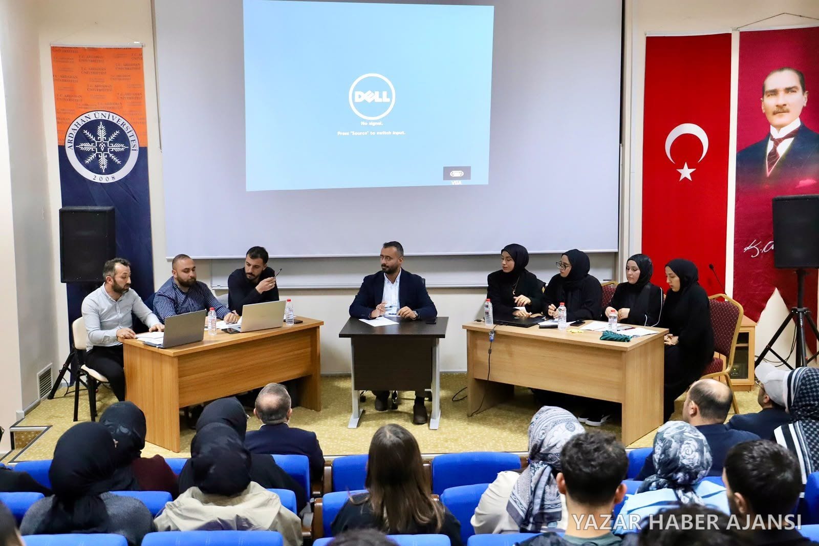 Ardahan Üniversitesi İlahiyat Fakültesindeki münazarada tez ve antitez grupları karşılıklı yer aldı (Fotoğraf: Ardahan Üniversitesi)