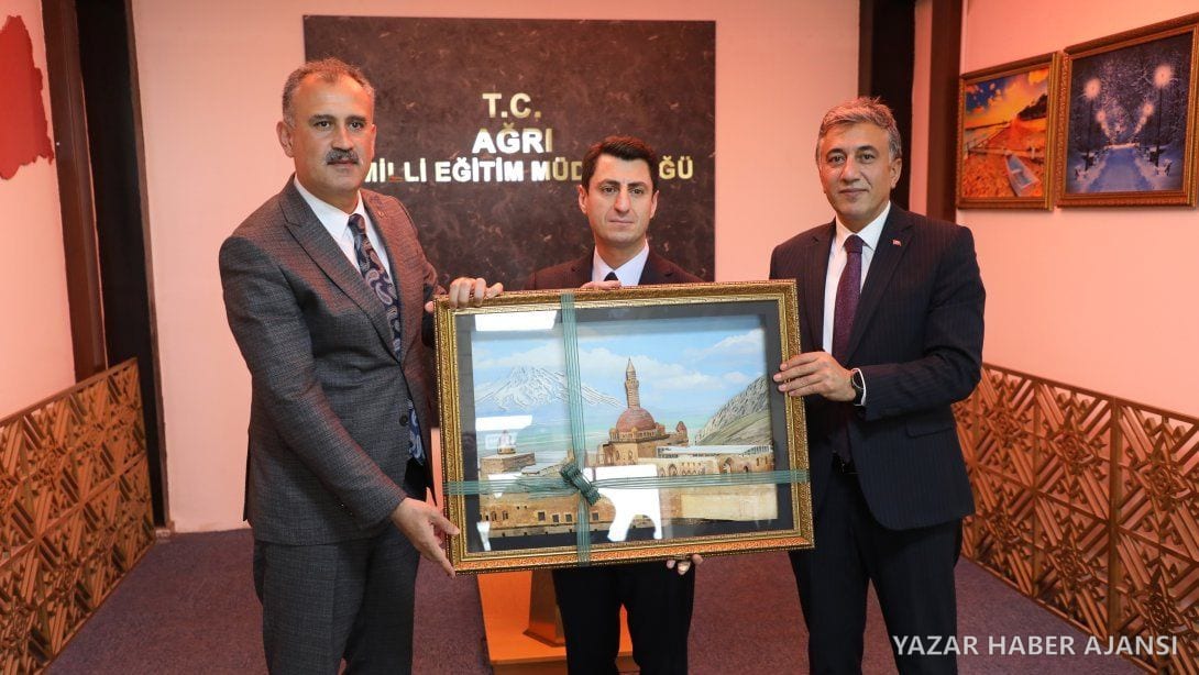 Bakan Yardımcısı Macit'in Ağrı İl Milli Eğitim Müdürlüğü ziyaretinde hediye takdimi yapıldı (Fotoğraf: Ağrı İl Milli Eğitim Müdürlüğü)