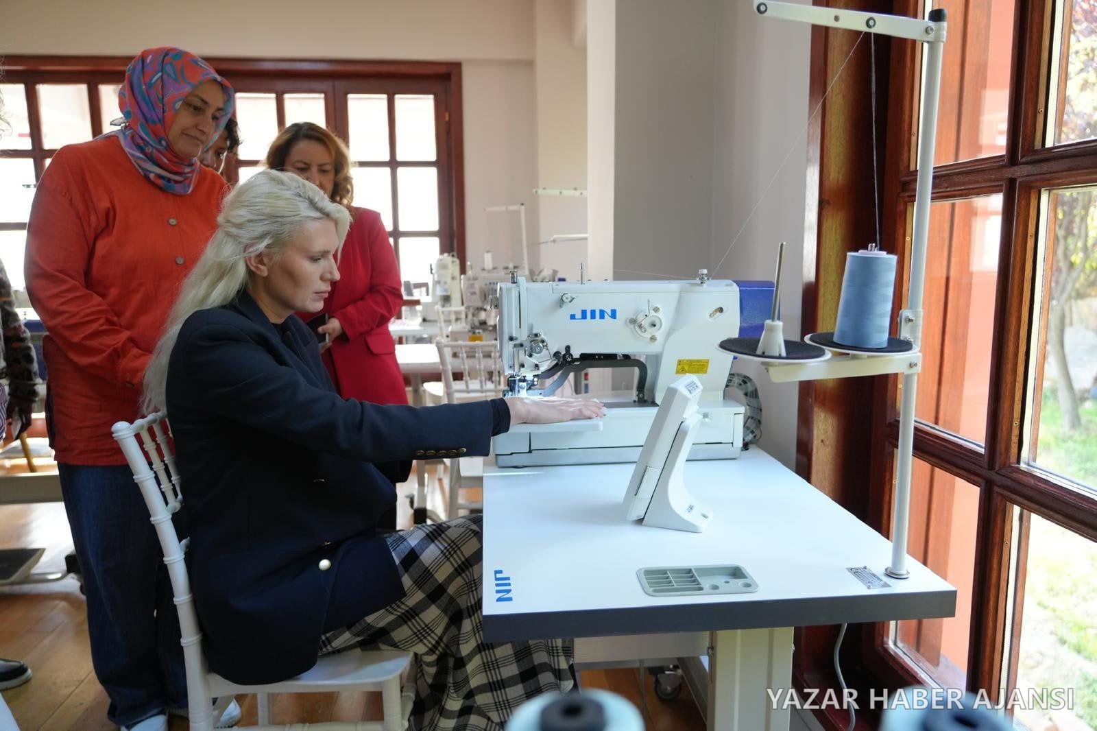 Bilecik Kadın Girişimi Kooperatifi'nin atölyesine kazandırılan yeni dikiş makinelerinden biri incelendi (Fotoğraf: Bilecik Belediyesi)