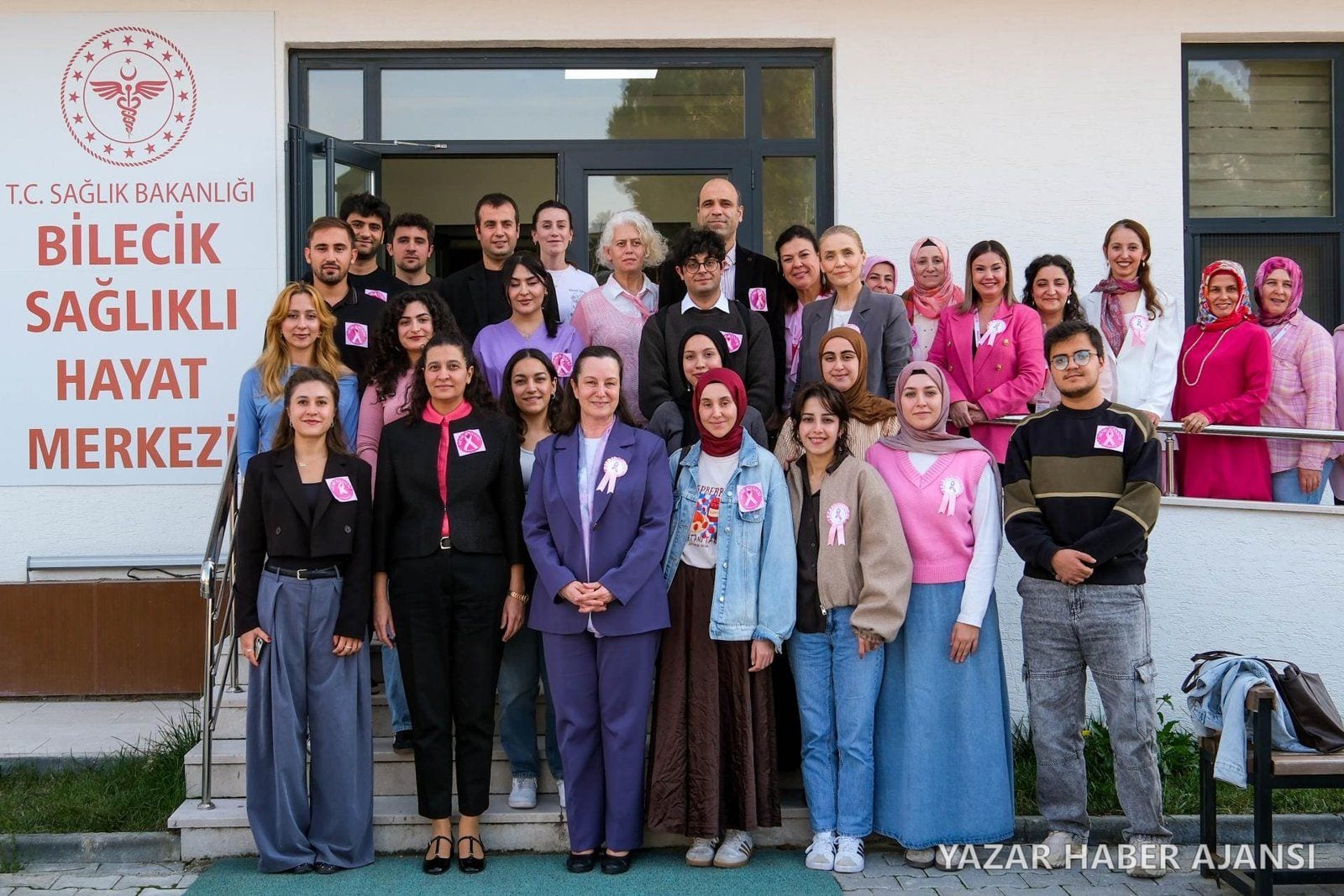 Meme kanseri farkındalık programının katılımcıları Bilecik Sağlıklı Hayat Merkezi önünde toplu fotoğraf çektirdi (Fotoğraf: Bilecik Şeyh Edebali Üniversitesi)