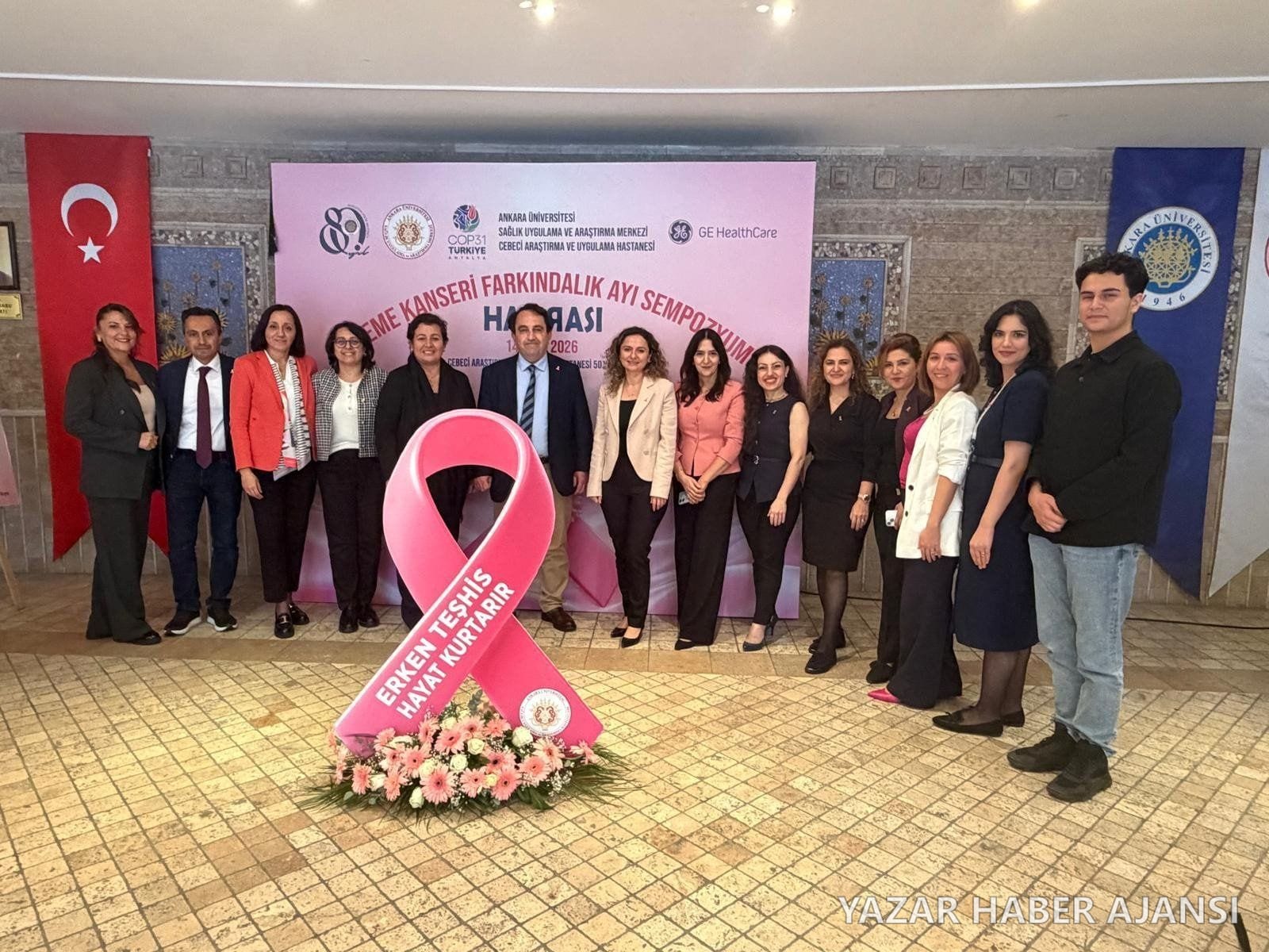 9. Meme Kanseri Farkındalık Ayı Sempozyumu'nun düzenleyicileri Cebeci Hastanesinde toplu fotoğrafta (Fotoğraf: Ankara Üniversitesi)
