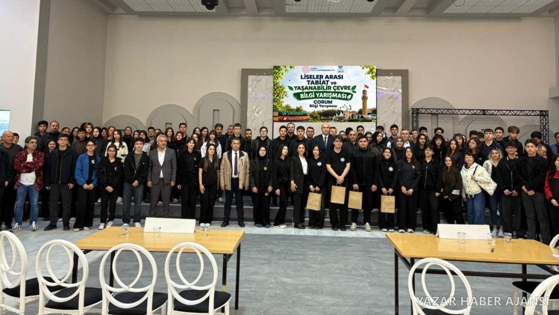 Liseler Arası Tabiat ve Yaşanabilir Çevre Bilgi Yarışması'na katılan öğrenci ve öğretmenler toplu fotoğraf çektirdi (Fotoğraf: Çorum İl Millî Eğitim Müdürlüğü)