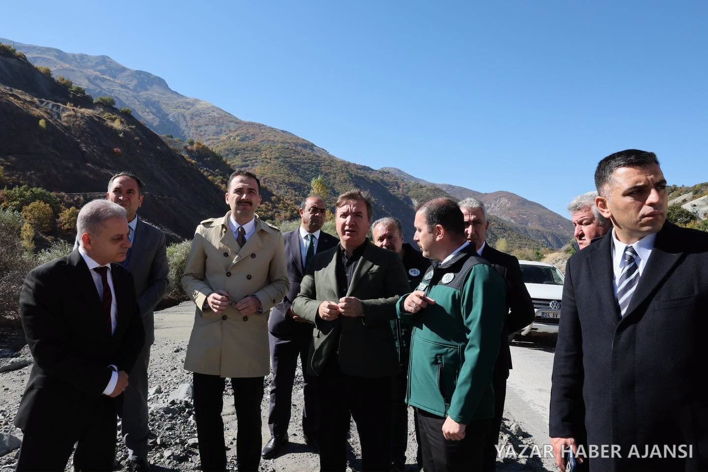 Vali Hamza Aydoğdu ve beraberindeki heyet, Sansa Deresi mevkiinde yetkililerden bilgi aldı (Fotoğraf: Erzincan Valiliği)