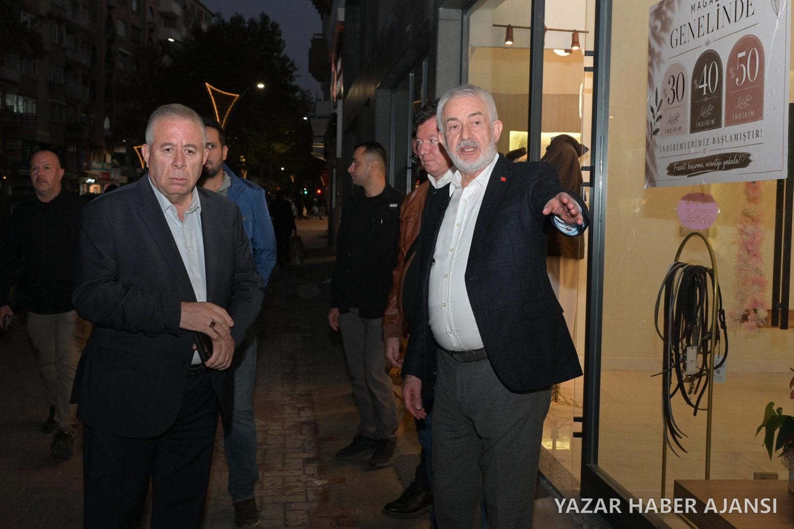 Belediye Başkanı Şükrü Başdeğirmen, Cumhuriyet Caddesi'ndeki düzenleme çalışmaları hakkında bilgi verdi (Fotoğraf: Isparta Belediyesi)