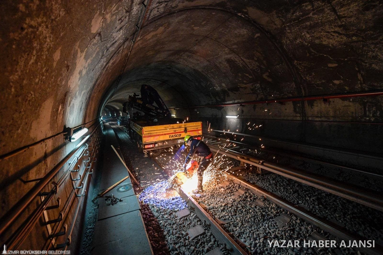 İzmir Metrosu tünelinde ray yenileme çalışması sırasında raylar kesilirken (Fotoğraf: İzmir Büyükşehir Belediyesi)