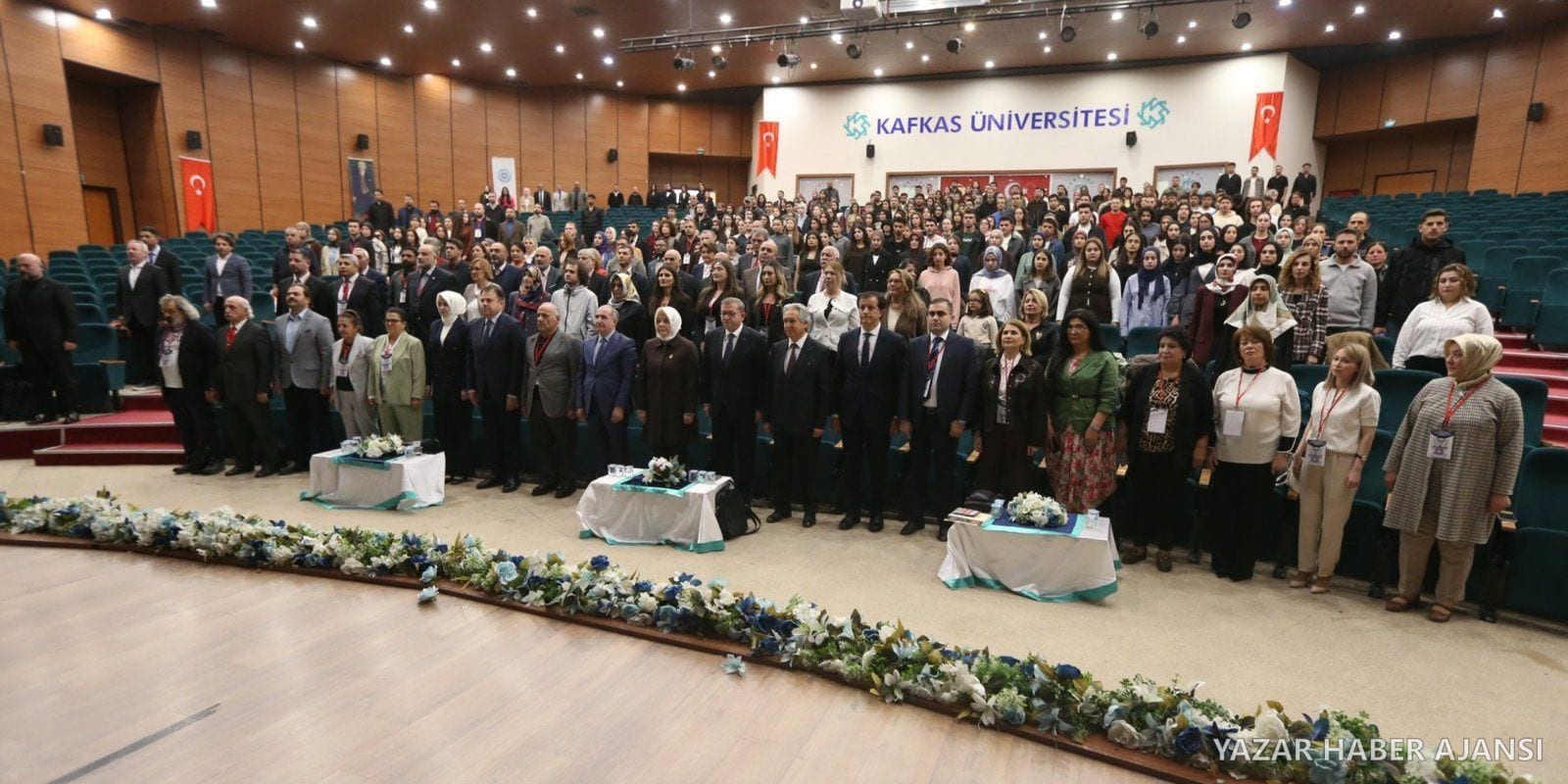 Kafkas Üniversitesindeki 13. Uluslararası Çocuk ve Gençlik Edebiyatı Sempozyumu'nun açılışında katılımcılar (Fotoğraf: Millî Eğitim Bakanlığı)