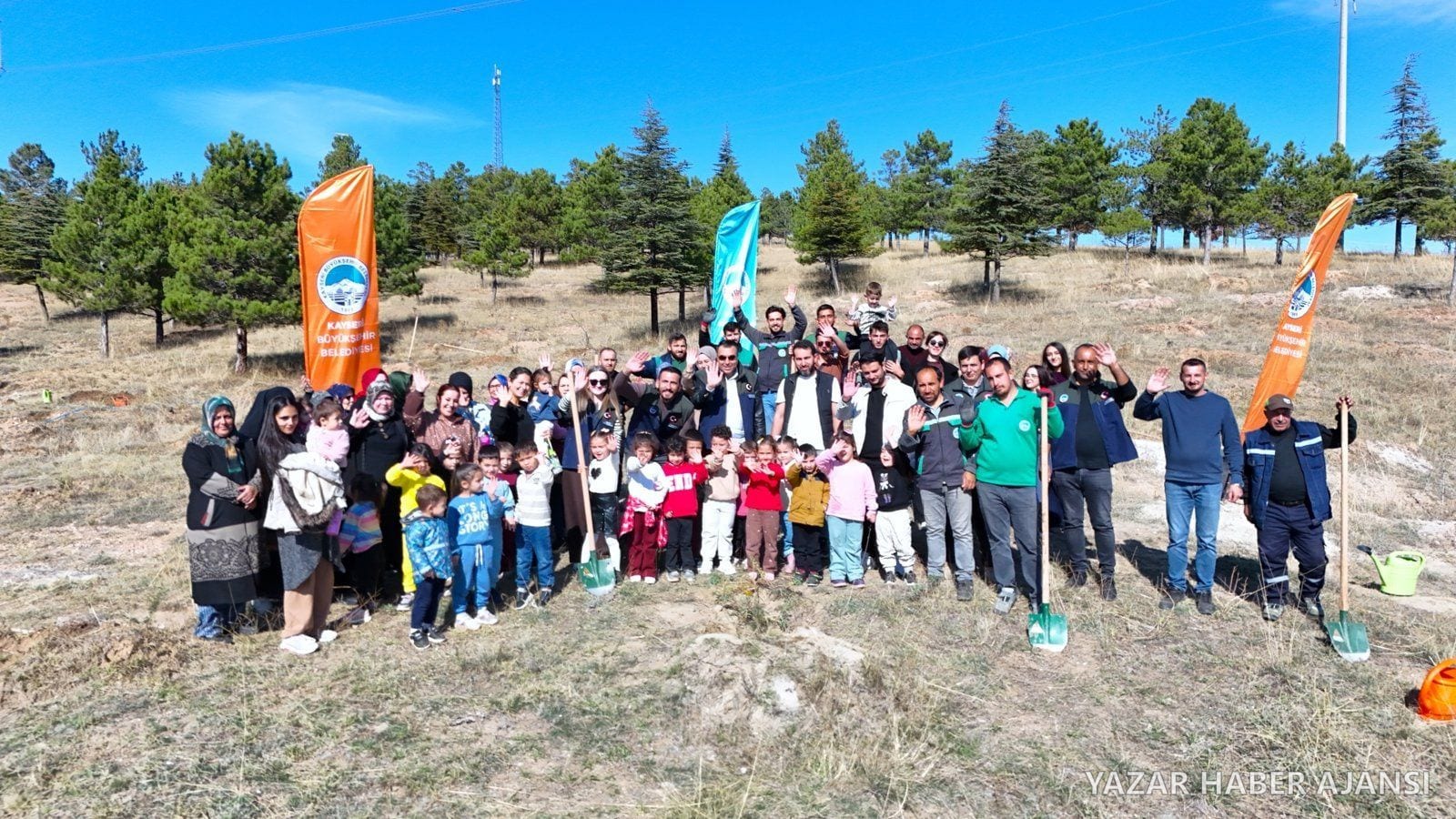Kayseri Büyükşehir Belediyesinin fidan dikim etkinliğine katılanlar toplu fotoğrafta (Fotoğraf: Kayseri Büyükşehir Belediyesi)