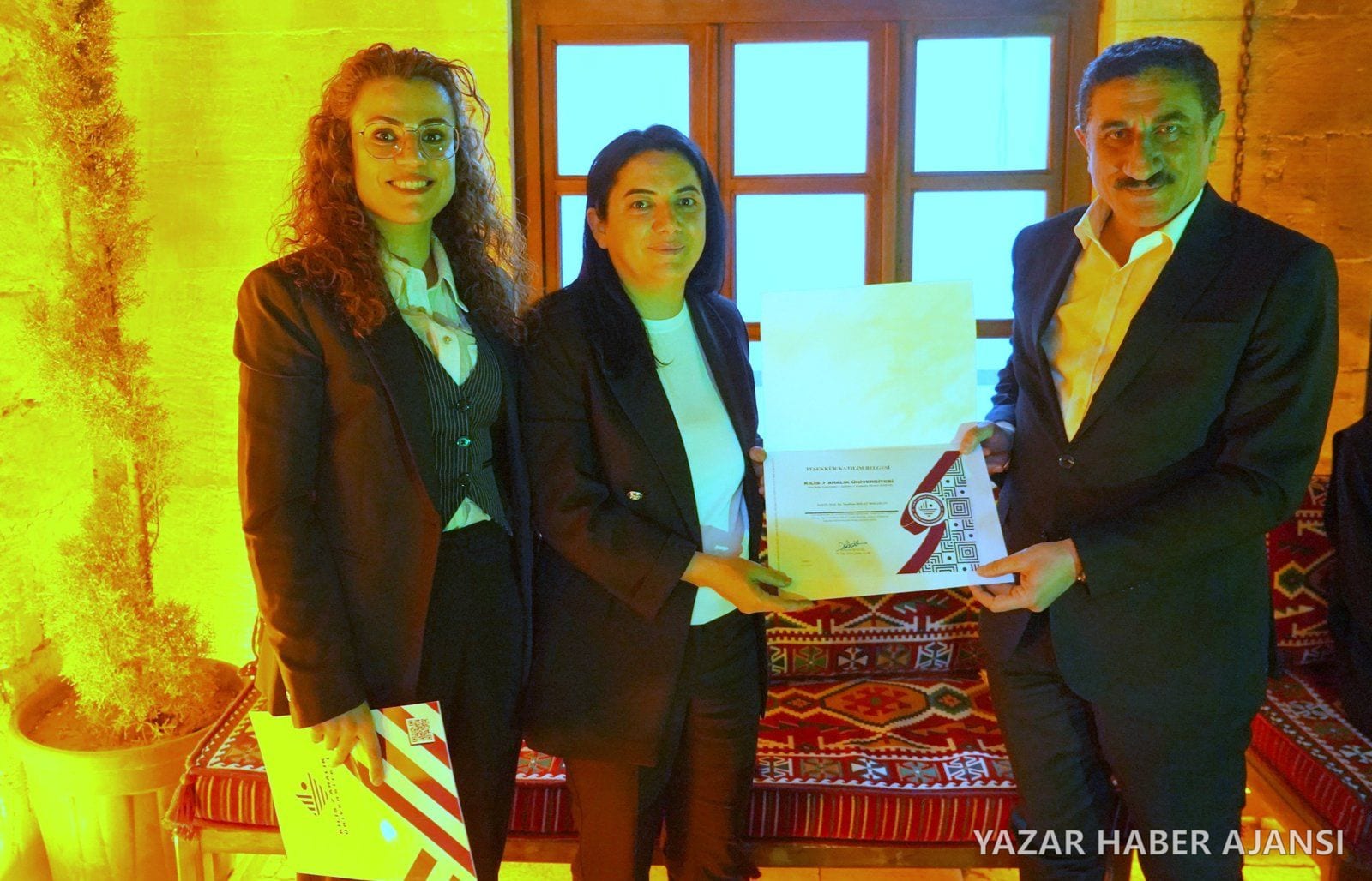 Rektör Prof. Dr. Zekeriya Akman, etkinliğin konuşmacısı Prof. Dr. Neslihan Bozaslan'a teşekkür belgesi verdi (Fotoğraf: Kilis 7 Aralık Üniversitesi)